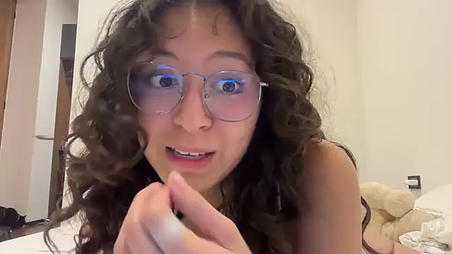 Alicatcua  online show from May 18, 3:06 am