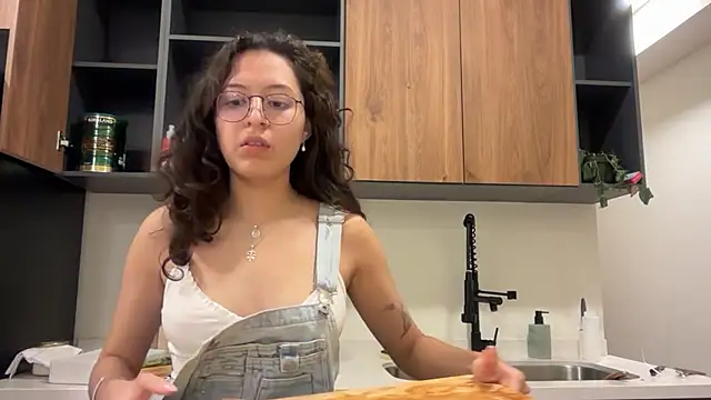 Snapshot of Alicatcua_ chatting on July 9, 2:01 am Alicatcua online show from July 9, 2:01 am