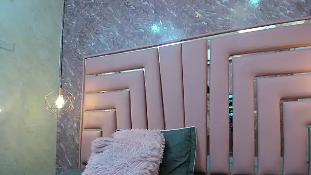 HOTTIE MIA  online show from December 19, 7:27 pm