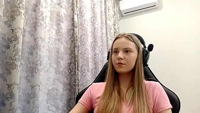 Snapshot of CrackShirker chatting on December 16, 8:07 am CrackShirker online show from December 16, 8:07 am