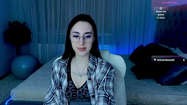 Snapshot of Miss__Linn chatting on December 4, 1:32 pm Miss Linn online show from December 4, 1:32 pm