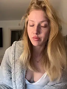 Snapshot of RosieLovexoxx chatting on January 6, 1:15 pm RosieLovexoxx online show from January 6, 1:15 pm