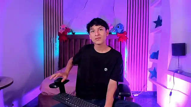 SthepanodiMonaco online show from December 15, 7:41 pm