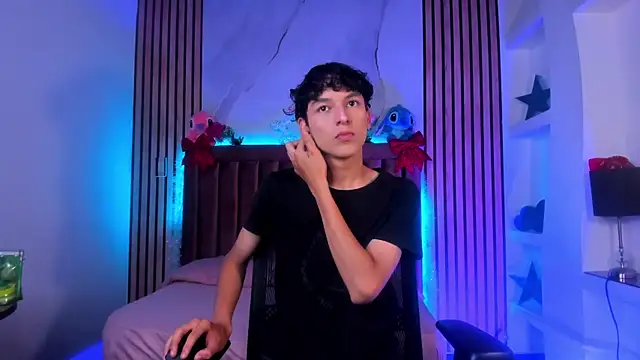 SthepanodiMonaco online show from December 17, 7:52 pm