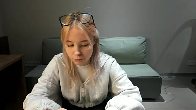 Snapshot of AunclreaVache chatting on November 29, 10:15 am AunclreaVache online show from November 29, 10:15 am