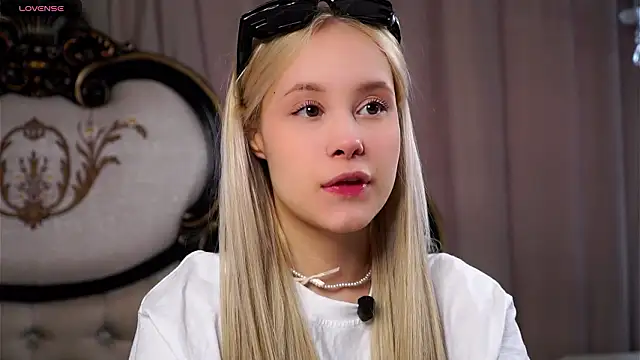 AunclreaVache online show from March 4, 2:19 am