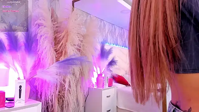 Lizzi Hotman  online show from March 25, 8:30 pm