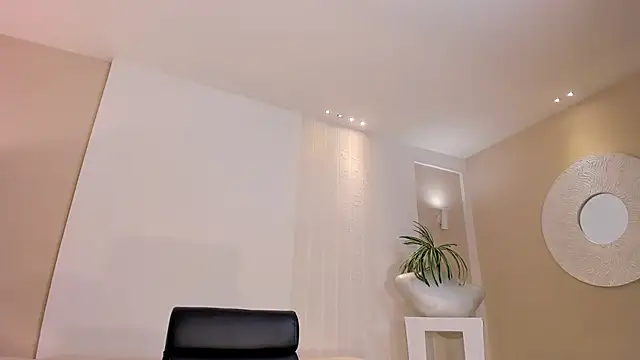 LisaFlowers  online show from February 11, 11:21 am