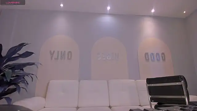 LisaFlowers  online show from March 17, 11:24 am