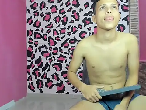 javierhotx online show from November 28, 4:23 am