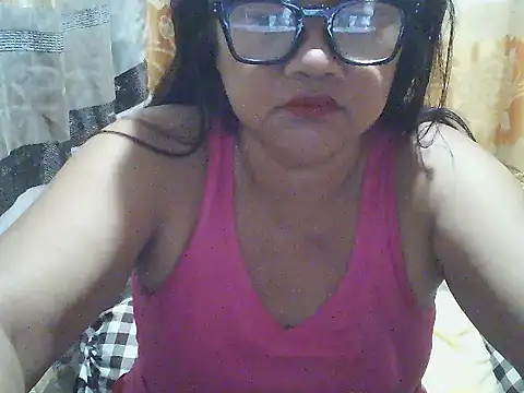 Snapshot of fireflower70 chatting on February 10, 4:11 am fireflower70 online show from February 10, 4:11 am