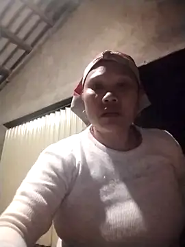 Snapshot of LeoPet2x chatting on December 22, 11:32 am LeoPet2x online show from December 22, 11:32 am