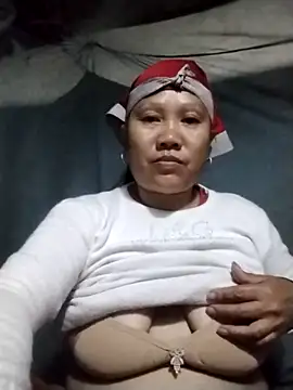 Snapshot of LeoPet2x chatting on December 20, 11:18 pm LeoPet2x online show from December 20, 11:18 pm