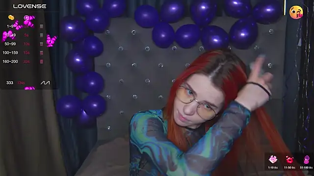 Emily Kente online show from December 4, 1:04 am