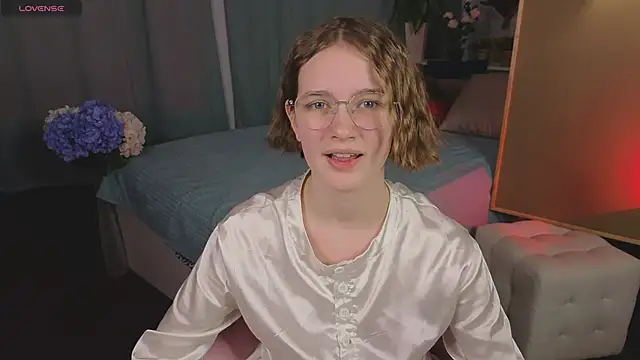 Mia Mooore online show from February 13, 2:17 pm