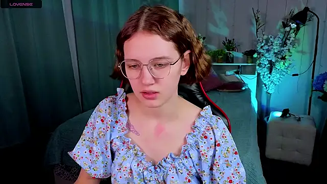 Mia Mooore online show from February 26, 1:33 pm