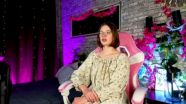 Mia Mooore online show from December 1, 2:07 pm