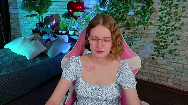 Mia Mooore online show from February 9, 1:31 pm