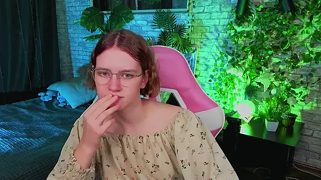 Mia Mooore online show from February 20, 1:24 pm