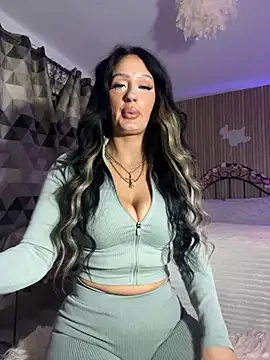 Lolaxox  online show from January 9, 6:15 pm