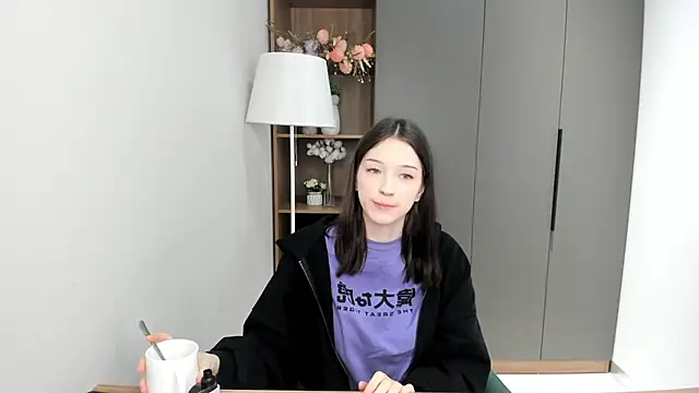 YvonneShames online show from December 2, 9:44 am