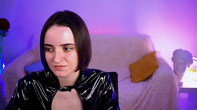 KateWillows online show from April 13, 5:00 am