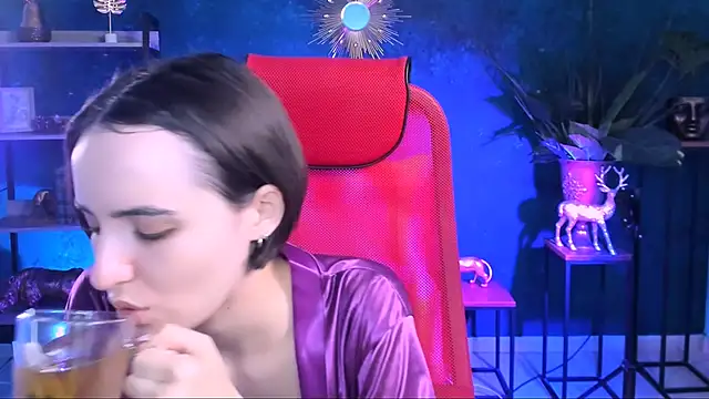 KateWillows online show from January 14, 5:00 am