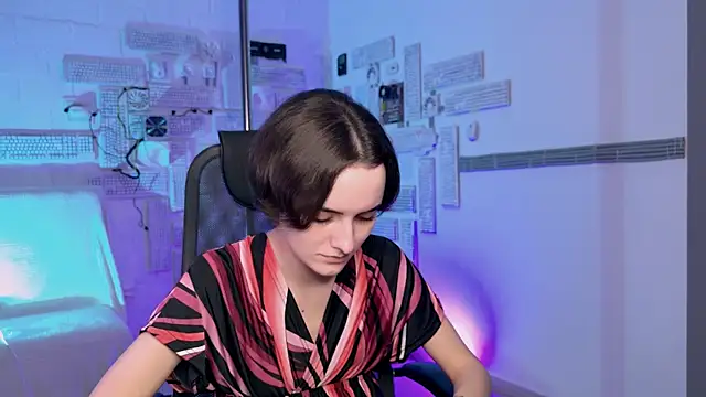 KateWillows online show from December 3, 12:15 pm