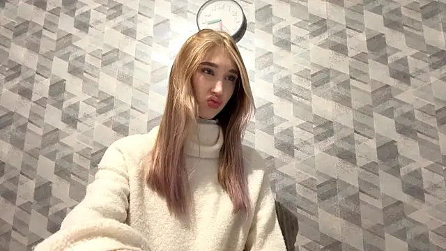 Snapshot of DetraLinz chatting on December 16, 4:44 pm DetraLinz online show from December 16, 4:44 pm