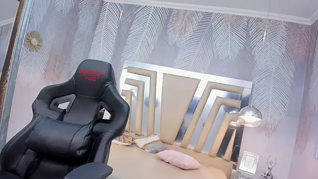 Snapshot of MiaCurvyy chatting on December 4, 7:35 pm MiaCurvyy online show from December 4, 7:35 pm