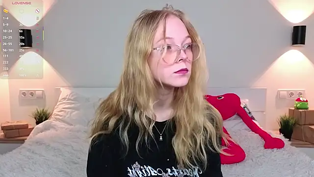 GhisllaineWestler online show from March 2, 4:35 am