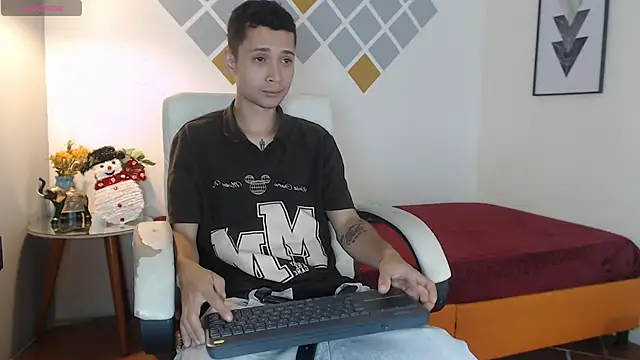 Snapshot of LucassSmith11 chatting on February 21, 3:03 pm LucassSmith11 online show from February 21, 3:03 pm