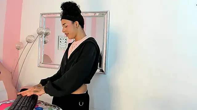 Snapshot of Amaia_Monroe chatting on February 17, 4:10 am Amaia Monroe online show from February 17, 4:10 am