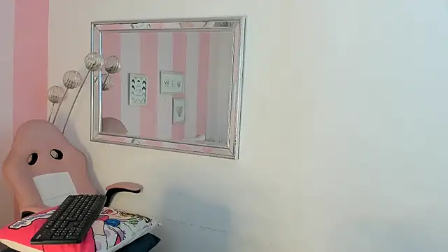 Snapshot of Amaia_Monroe chatting on February 21, 4:03 am Amaia Monroe online show from February 21, 4:03 am