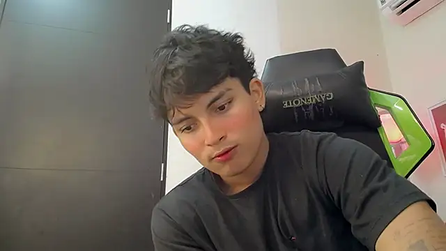 Green XoX online show from December 1, 9:04 pm