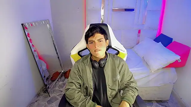 Green XoX online show from January 10, 2:01 pm