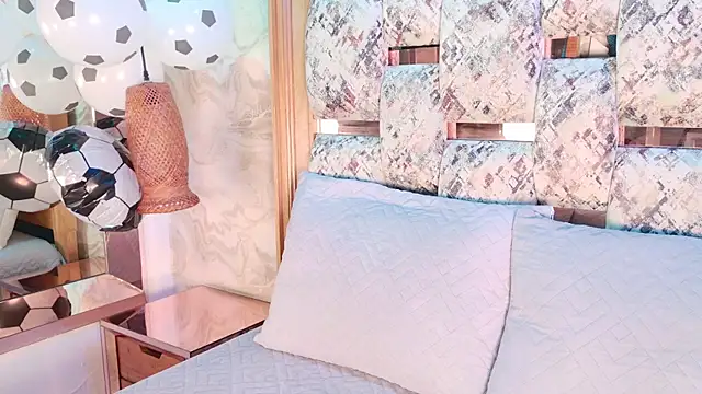 Snapshot of emily_dempsey chatting on June 24, 7:22 pm emily dempsey online show from June 24, 7:22 pm