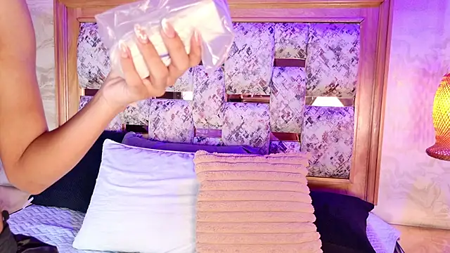 Snapshot of emily_dempsey chatting on February 6, 7:10 pm emily dempsey online show from February 6, 7:10 pm