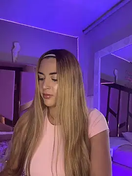 Snapshot of AlyonaWester_ chatting on February 24, 9:37 pm AlyonaWester online show from February 24, 9:37 pm