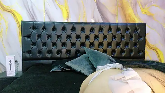 MilaDeRoux online show from March 29, 5:20 am