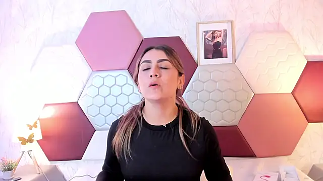 AriaRous online show from April 16, 9:39 pm