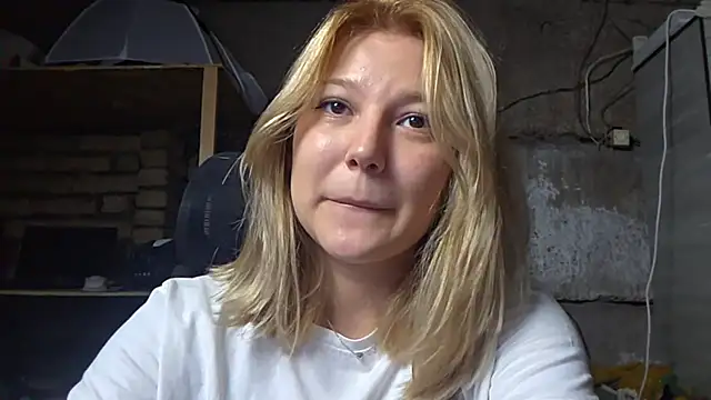 ShinyJules online show from August 8, 8:43 am