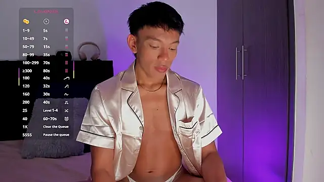 Snapshot of santinaughty chatting on February 15, 9:58 pm santinaughty online show from February 15, 9:58 pm