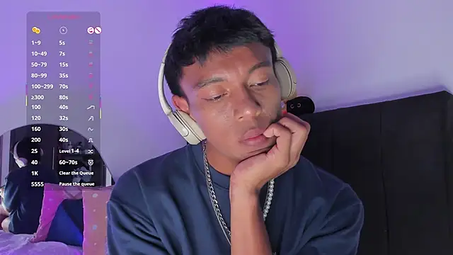 Snapshot of santinaughty chatting on March 3, 9:55 pm santinaughty online show from March 3, 9:55 pm