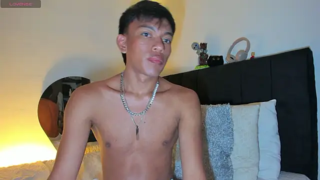 Snapshot of santinaughty chatting on January 19, 1:31 am santinaughty online show from January 19, 1:31 am