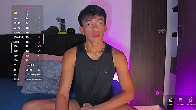 Snapshot of santinaughty chatting on February 3, 12:32 am santinaughty online show from February 3, 12:32 am