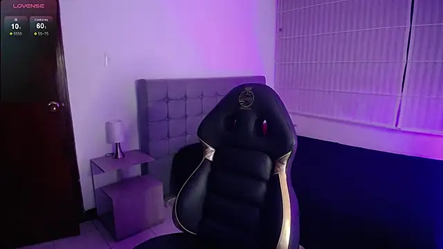 Snapshot of _Emmaa_x chatting on December 2, 2:56 am Emmaa x online show from December 2, 2:56 am