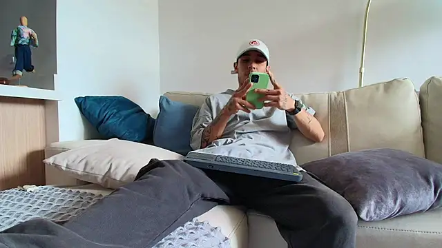 Snapshot of liorvante chatting on February 27, 7:03 pm liorvante online show from February 27, 7:03 pm