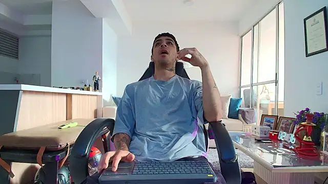 Snapshot of liorvante chatting on February 12, 1:44 pm liorvante online show from February 12, 1:44 pm