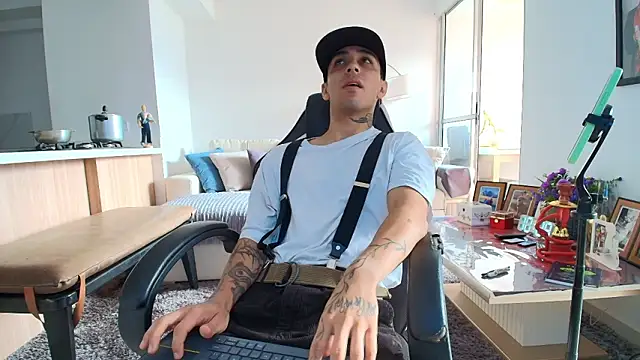 Snapshot of liorvante chatting on February 16, 3:10 pm liorvante online show from February 16, 3:10 pm